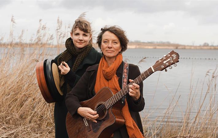 The Lasses met traditionele Schotse en Ierse folk